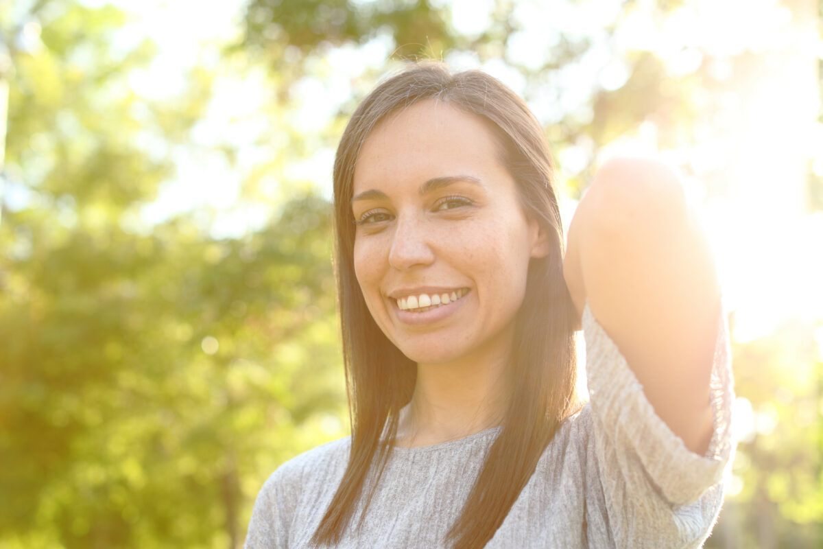 femme souriante adulte diagnostic fibromyalgie